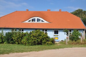 Exterior - Unser Ostseehaus - cozy apartment in a farmhouse with garden (Saal)