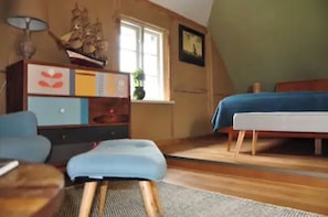 2 bedrooms, travel crib, WiFi, bed sheets