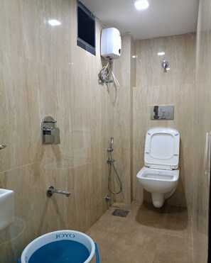 豪華雙人房 | 浴室 | 淋浴設備、免費盥洗用品、毛巾、肥皂