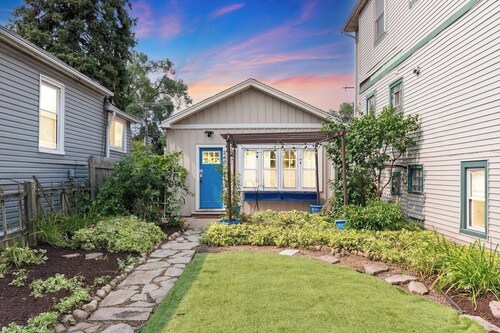 Oak Park IL · Charming Retro 2BR Cottage/Train/Laundry/FREE PKG