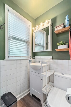 Shower - Oak Park IL · Charming Retro 2BR Cottage/Train/Laundry/FREE PKG (Oak Park)
