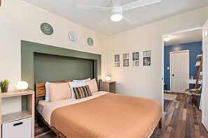 2 bedrooms, WiFi - Oak Park IL · Charming Retro 2BR Cottage/Train/Laundry/FREE PKG (Oak Park)