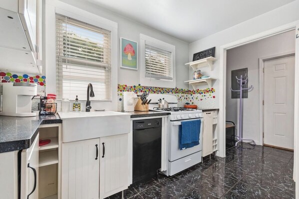 Fridge, microwave, oven, stovetop - Oak Park IL · Charming Retro 2BR Cottage/Train/Laundry/FREE PKG (Oak Park)