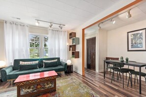 TV - Oak Park IL · Charming Retro 2BR Cottage/Train/Laundry/FREE PKG (Oak Park)