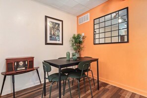 Dining - Oak Park IL · Charming Retro 2BR Cottage/Train/Laundry/FREE PKG (Oak Park)