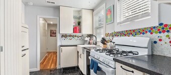 Oak Park IL · Charming Retro 2BR Cottage/Train/Laundry/FREE PKG