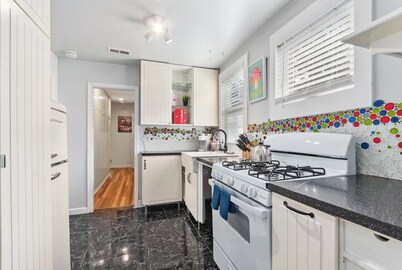Oak Park IL · Charming Retro 2BR Cottage/Train/Laundry/FREE PKG