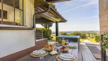 Rumah Keluarga, beberapa kamar (Holiday house VilAna with Jacuzzi) | Tempat makan outdoor