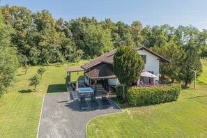 Family House, Multiple Bedrooms (Holiday house VilAna with Jacuzzi) | Outdoor dining - Holiday House Vilana With Jacuzzi (Puconci)