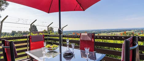 Familiehus, flere soverom (Holiday house VilAna with Jacuzzi) | Utendørsservering