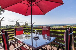 Familjehus - flera sovrum (Holiday house VilAna with Jacuzzi) | Restaurang utomhus