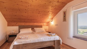 2 bedrooms, in-room safe, laptop workspace, iron/ironing board