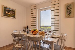 Family House, Multiple Bedrooms (Holiday house VilAna with Jacuzzi) | Dining - Holiday House Vilana With Jacuzzi (Puconci)