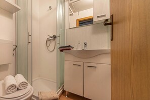 Family House, Multiple Bedrooms (Holiday house VilAna with Jacuzzi) | Bathroom | Shower, towels, soap, shampoo - Holiday House Vilana With Jacuzzi (Puconci)