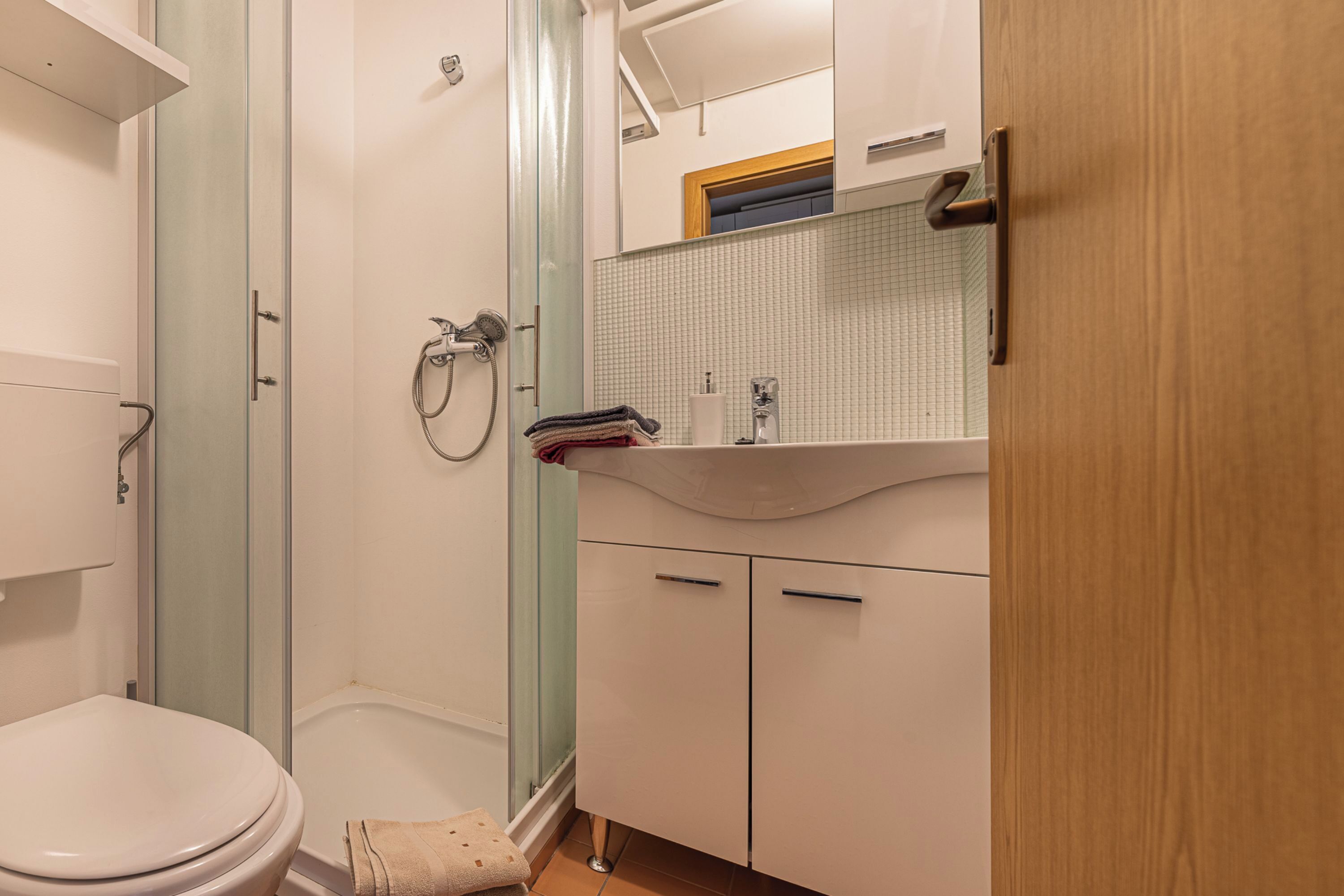 Rumah Keluarga, beberapa kamar (Holiday house VilAna with Jacuzzi) | Kamar mandi | Shower, handuk, sabun, dan sampo