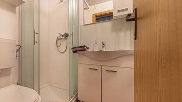 Rumah Keluarga, beberapa kamar (Holiday house VilAna with Jacuzzi) | Kamar mandi | Shower, handuk, sabun, dan sampo