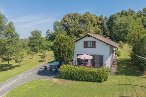 Familie huis, meerdere slaapkamers (Holiday house VilAna with Jacuzzi) | Buiten dineren