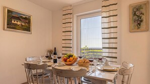 Casa família, 2 quartos, sacada (House VilAna: Jacuzzi, Garden & BBQ) | Opções para refeição