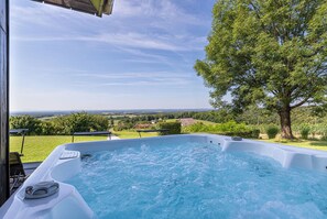 Outdoor spa tub - Holiday House Vilana With Jacuzzi (Puconci)