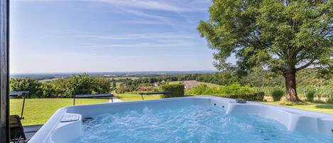 Family House, Multiple Bedrooms (Holiday house VilAna with Jacuzzi) | Outdoor spa tub