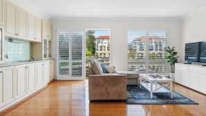 Living area - East Perth Luxury Waterfront Retreat (East Perth)