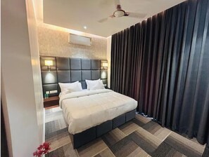 Basic Double Room | Desk, soundproofing - Eminence the Corbett (Ramnagar)