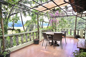 Antique Experiential Room | Balcon