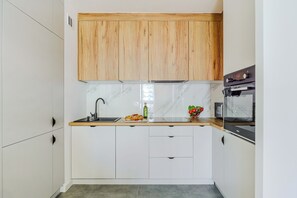 Electric kettle, toaster, freezer - Waliców 20 P&O Apartments (Warsaw)