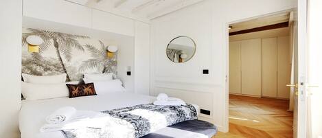 1 sovrum, skrivbord, strykjärn/strykbräda och resesäng