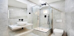 Dusche, Haartrockner, Handtücher, Seife