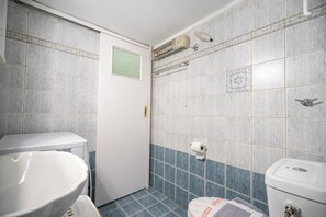 Haartrockner, Handtücher, Seife, Toilettenpapier