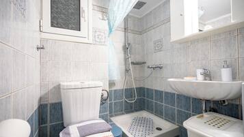 SĂšche-cheveux, serviettes fournies, savon, papier toilette