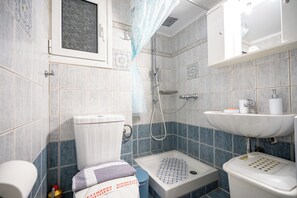 ヘアドライヤー、タオル、石鹸、トイレットペーパー