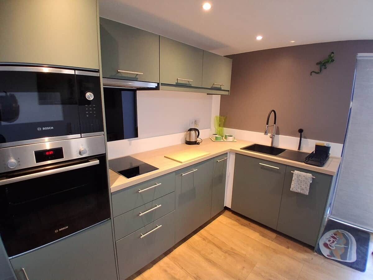 Een koelkast, een magnetron, een oven, een koffiezetapparaat/waterkoker