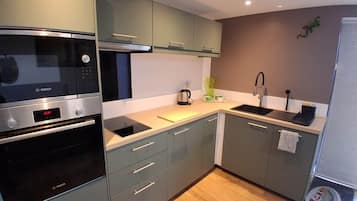 KĂŒhlschrank, Mikrowelle, Ofen, Wasserkocher mit Kaffee-/Teezubehör