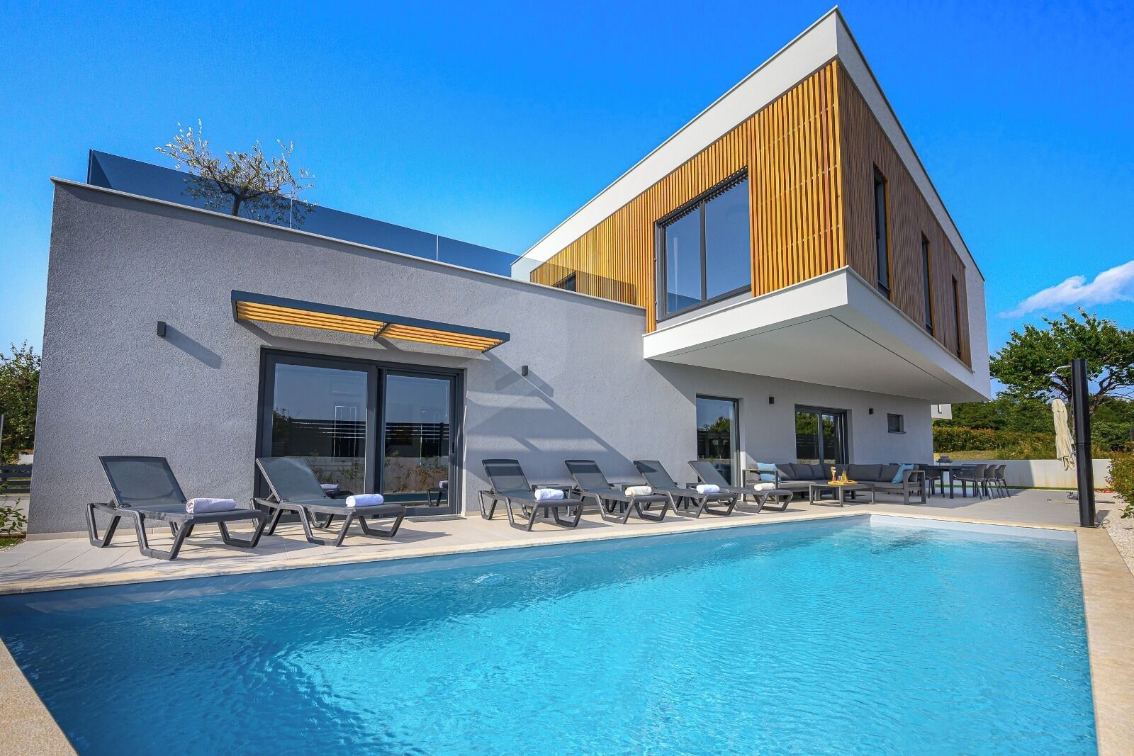 Utomhuspool och uppvärmd pool