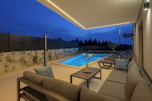 Alberca al aire libre y alberca climatizada