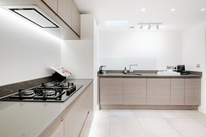 雪櫃、微波爐、焗爐、爐具