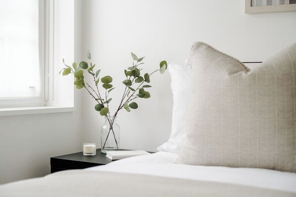 3 間睡房、房內夾萬、熨斗/熨衫板、可攜式嬰兒床