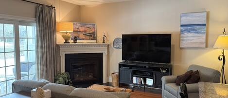 Fernseher, Kamin, DVD-Player