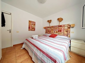 2 bedrooms, iron/ironing board, WiFi, bed sheets