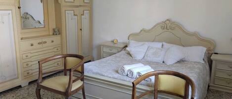 1 habitación, wifi y ropa de cama