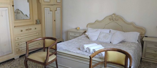 1 chambre, fer et planche à repasser, Wi-Fi gratuit, draps fournis