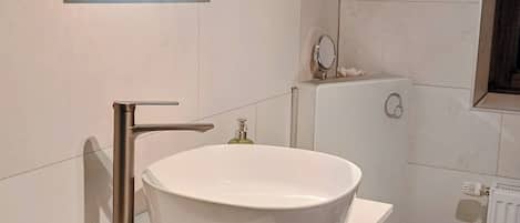 Suihku, ympäristöystävälliset hygieniatuotteet, hiustenkuivaaja