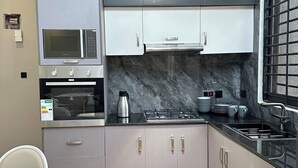 Private kitchen - Nsiimenta Stay (Kampala)