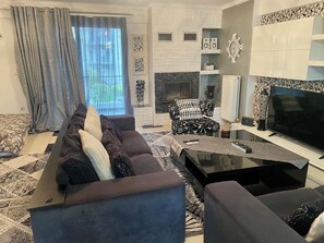 Smart-TV, Kamin, Stereoanlage