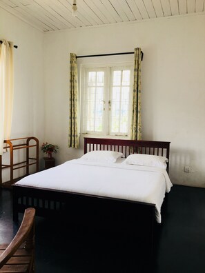 3 bedrooms, WiFi, bed sheets - Nuwara Eliya Holiday Bungalow. Your home away from home in Nuwara Eliya.  (Nuwara Eliya)