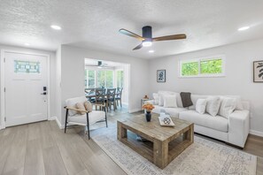 Smart-TV, Kamin, Bücher