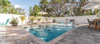 Beautiful 3-bedroom house with heated pool and e-bikes near Siesta Key beach