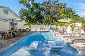 Utomhuspool och uppvärmd pool